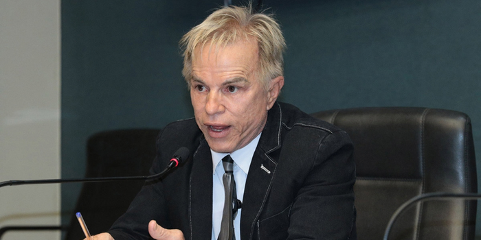 Projeto de Sergio Meneguelli propõe entrega gratuita de medicamentos de uso contínuo em domicílio para idosos, pessoas com deficiência e pacientes com doenças crônicas no Espírito Santo.