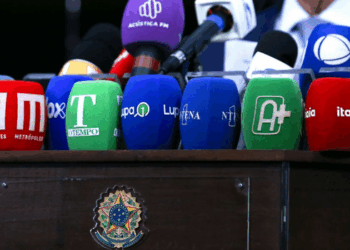 Relatório aponta 14.182 ataques contra jornalistas e veículos de imprensa nas redes sociais durante o primeiro turno das eleições de 2026, com mulheres como principais alvos.