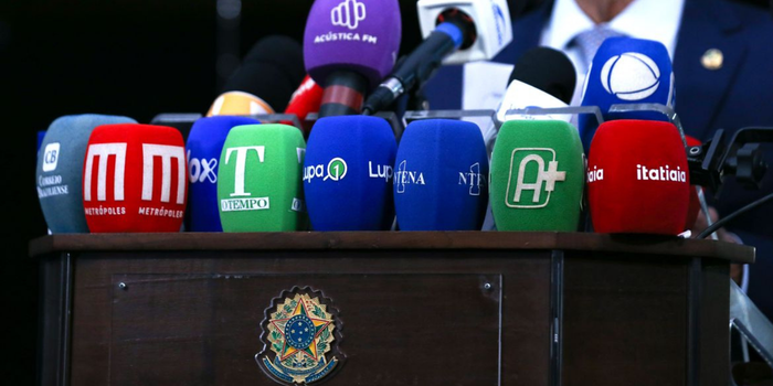 Relatório aponta 14.182 ataques contra jornalistas e veículos de imprensa nas redes sociais durante o primeiro turno das eleições de 2026, com mulheres como principais alvos.