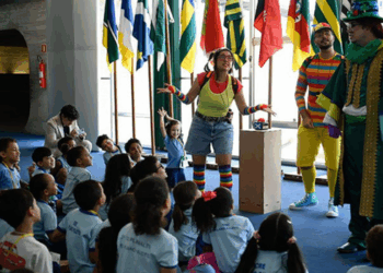 Congresso Nacional oferece espetáculo infantil gratuito sobre cidadania e democracia em outubro. Confira as datas, os horários e como agendar a visita.