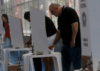 Saiba o que é permitido e o que é proibido no dia da eleição, incluindo uso de celular, colinha, documentos, manifestações políticas e acompanhamento na cabine.