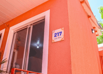 Moradora do bairro Consolação, em Vitória, recebe casa reformada pelo programa Casa Feliz e Segura, com melhorias que garantem mais conforto e segurança.