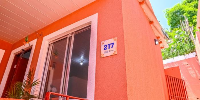 Moradora do bairro Consolação, em Vitória, recebe casa reformada pelo programa Casa Feliz e Segura, com melhorias que garantem mais conforto e segurança.