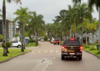 Polícia Federal realiza Operação Backbone contra facção que impõe monopólio da internet em comunidades do Rio, com prisões, buscas e bloqueio de R$ 558 milhões.