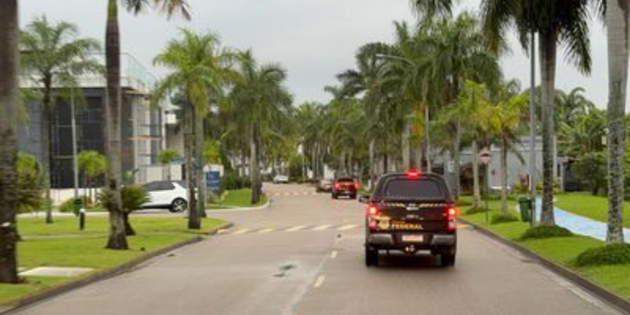 Polícia Federal realiza Operação Backbone contra facção que impõe monopólio da internet em comunidades do Rio, com prisões, buscas e bloqueio de R$ 558 milhões.