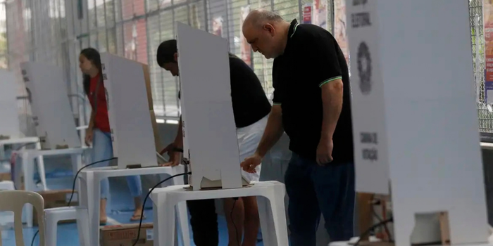 Saiba o que é permitido e o que é proibido no dia da eleição, incluindo uso de celular, colinha, documentos, manifestações políticas e acompanhamento na cabine.
