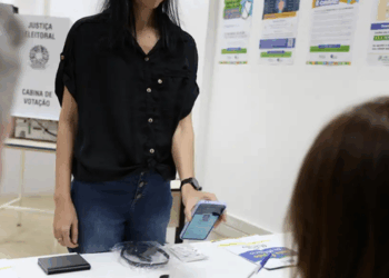 Saiba quais documentos são aceitos para votar nas Eleições 2026, se é possível votar sem o título de eleitor e como funciona o uso do e-Título neste domingo, 4 de outubro.