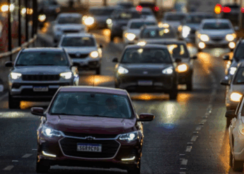 Emplacamentos de veículos batem recorde em setembro com 509.686 unidades, alta de 8,32% sobre 2025, segundo a Fenabrave.