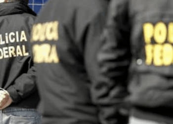 Polícia Federal cumpre dois mandados de busca em São Paulo e no entorno do DF para investigar possível planejamento de atos contra instalações diplomáticas dos EUA no Brasil.