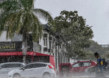 fira a previsão do tempo para esta quinta-feira (15): Inmet alerta para tempestades no Brasil, chuva no Espírito Santo e calor de até 39°C no Nordeste.