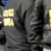 Polícia Federal cumpre dois mandados de busca em São Paulo e no entorno do DF para investigar possível planejamento de atos contra instalações diplomáticas dos EUA no Brasil.