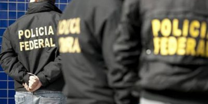 Polícia Federal cumpre dois mandados de busca em São Paulo e no entorno do DF para investigar possível planejamento de atos contra instalações diplomáticas dos EUA no Brasil.