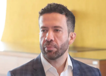 Deputado André Janones apresenta melhora após arritmia cardíaca, segue em observação na UTI em São Paulo e poderá receber alta em até 48 horas.