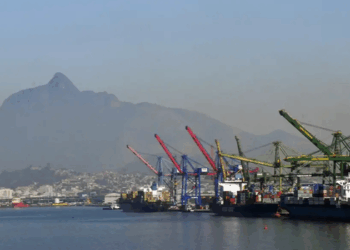 Governo reduz para US$ 84,4 bilhões a previsão de superávit comercial do Brasil em 2026, mas resultado ainda deve ser o segundo maior da história.