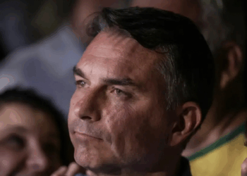 André Mendonça multa Flávio Bolsonaro em R$ 5 mil por impulsionar propaganda negativa contra Lula e proíbe novo impulsionamento do mesmo conteúdo.
