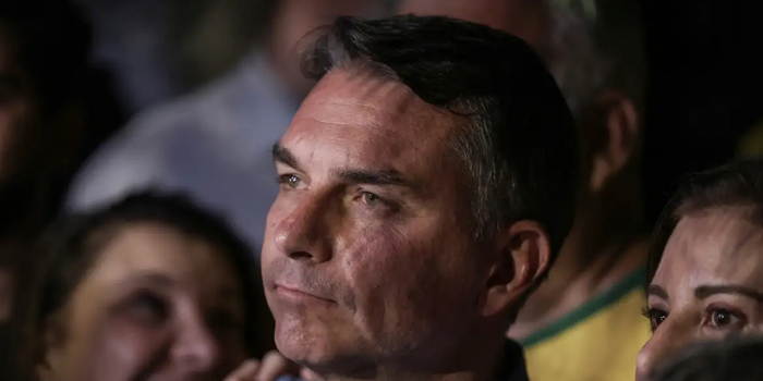 André Mendonça multa Flávio Bolsonaro em R$ 5 mil por impulsionar propaganda negativa contra Lula e proíbe novo impulsionamento do mesmo conteúdo.