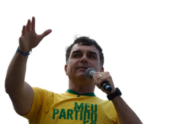 Agência Reuters relata viagem de Flávio Bolsonaro aos Estados Unidos. PF cancelou seus passaportes após ordem de Alexandre de Moraes.