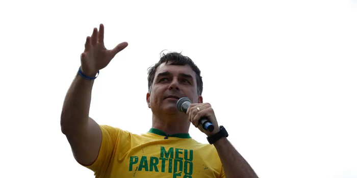 Agência Reuters relata viagem de Flávio Bolsonaro aos Estados Unidos. PF cancelou seus passaportes após ordem de Alexandre de Moraes.