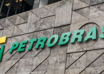 Petrobras registra valor de mercado recorde de R$ 800 bilhões, com ações em alta, produção de petróleo maior e lucro semestral de R$ 85,1 bilhões.