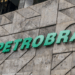 Petrobras registra valor de mercado recorde de R$ 800 bilhões, com ações em alta, produção de petróleo maior e lucro semestral de R$ 85,1 bilhões.