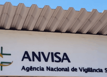  Anvisa regulamenta produção e venda de cosméticos, perfumes e produtos de higiene pessoal feitos artesanalmente. Veja quais itens estão autorizados e as novas regras.