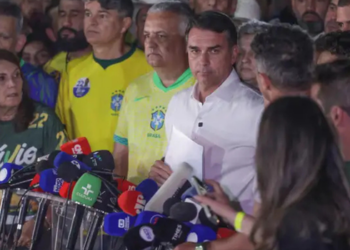 Alexandre de Moraes determina que Flávio Bolsonaro entregue os passaportes à Polícia Federal e proíbe o senador de deixar o Brasil em investigação no STF.