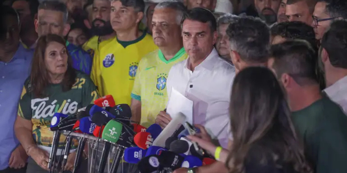 Alexandre de Moraes determina que Flávio Bolsonaro entregue os passaportes à Polícia Federal e proíbe o senador de deixar o Brasil em investigação no STF.