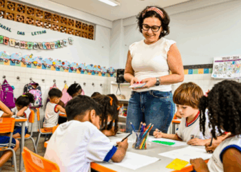 Vitória terá orçamento de R$ 4,145 bilhões em 2027, segundo o PLOA. Educação e Saúde concentram os maiores valores; investimentos somam R$ 545,9 milhões.
