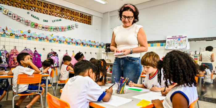Vitória terá orçamento de R$ 4,145 bilhões em 2027, segundo o PLOA. Educação e Saúde concentram os maiores valores; investimentos somam R$ 545,9 milhões.