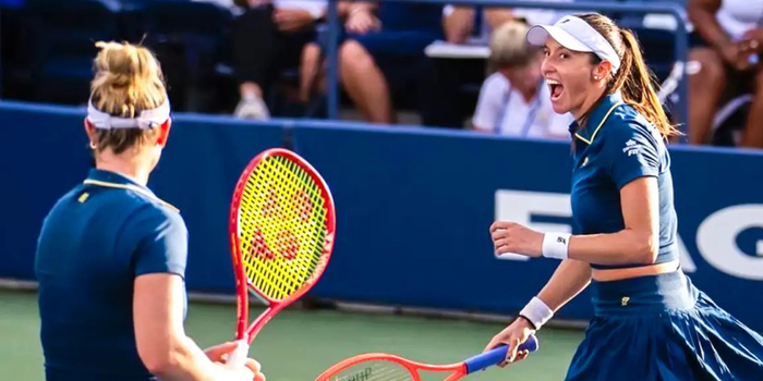 Luisa Stefani e Gabriela Dabrowski avançam às quartas do WTA 1000 de Wuhan após vencerem na estreia por 2 sets a 0.