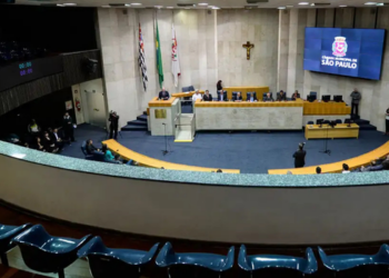 Vereadores de São Paulo analisam pedido de impeachment do prefeito Ricardo Nunes após acusações relacionadas à circulação de ônibus no segundo turno eleitoral.