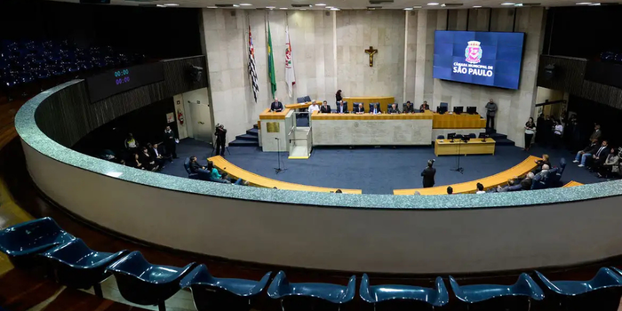 Vereadores de São Paulo analisam pedido de impeachment do prefeito Ricardo Nunes após acusações relacionadas à circulação de ônibus no segundo turno eleitoral.
