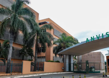 Anvisa proíbe a venda de picolé com melatonina e inositol e determina o recolhimento de suplemento proteico da marca Equaliv por irregularidades sanitárias.