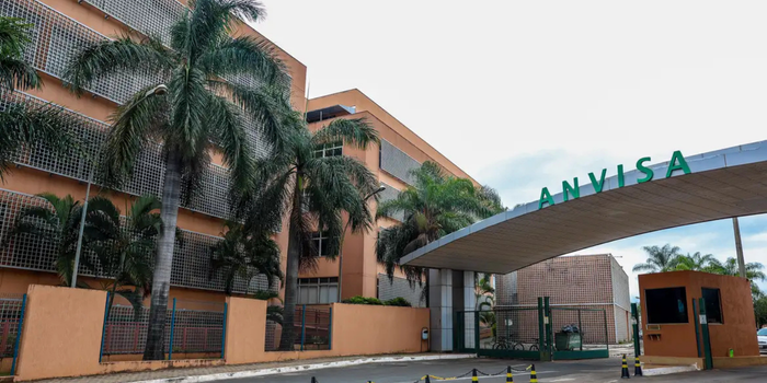 Anvisa proíbe a venda de picolé com melatonina e inositol e determina o recolhimento de suplemento proteico da marca Equaliv por irregularidades sanitárias.