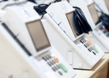 Mais de 114 mil urnas eletrônicas começaram a ser preparadas em São Paulo para o segundo turno das eleições de 2026, marcado para 25 de outubro.