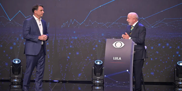 Lula e Flávio Bolsonaro protagonizam debate tenso na Band, com acusações, propostas para segurança pública, SUS, escala 6x1 e discussão sobre sigilos bancários.