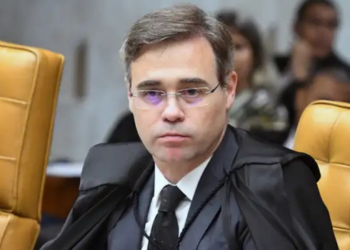 André Mendonça, do TSE, mantém decisão que permite a Lula e Flávio Bolsonaro divulgar voluntariamente seus sigilos bancários, fiscais e telefônicos.