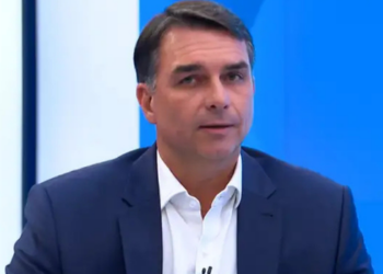 Flávio Bolsonaro vota no segundo turno das eleições presidenciais de 2026 e defende mudanças no país, com críticas à violência e ao endividamento das famílias.
