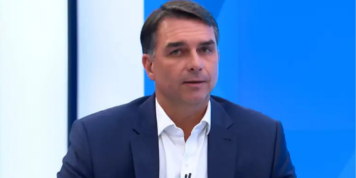 Flávio Bolsonaro vota no segundo turno das eleições presidenciais de 2026 e defende mudanças no país, com críticas à violência e ao endividamento das famílias.