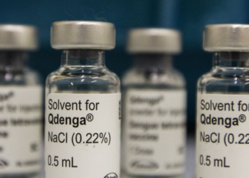 Mais de 3 milhões de adolescentes precisam completar a vacinação contra a dengue. Veja quem pode se vacinar e por que a segunda dose é importante.