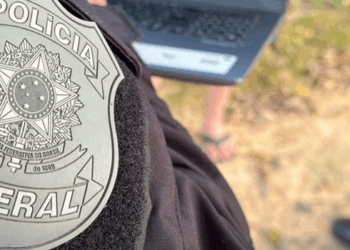 Polícia Federal realiza operação contra grupo suspeito de ligação com facção do Rio, com investigação sobre venda de fuzis, vazamento de informações e lavagem de dinheiro.