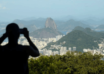 Polícia Militar do Rio mobiliza 1.400 agentes e 80 viaturas para reforçar a segurança durante o feriado de Nossa Senhora Aparecida. Confira os detalhes da operação.