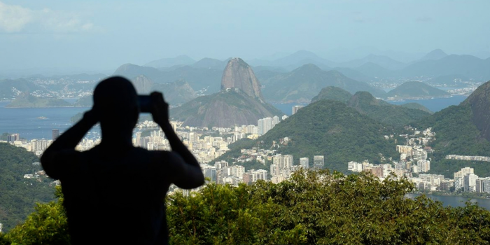 Polícia Militar do Rio mobiliza 1.400 agentes e 80 viaturas para reforçar a segurança durante o feriado de Nossa Senhora Aparecida. Confira os detalhes da operação.
