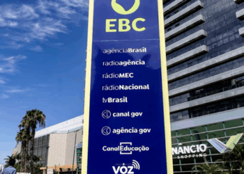 SBT News reconhece erro ao responsabilizar a EBC por falha de áudio na propaganda de Flávio Bolsonaro. TSE esclarece como ocorreu o problema técnico.