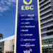 SBT News reconhece erro ao responsabilizar a EBC por falha de áudio na propaganda de Flávio Bolsonaro. TSE esclarece como ocorreu o problema técnico.