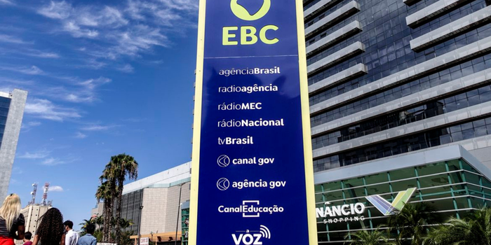 SBT News reconhece erro ao responsabilizar a EBC por falha de áudio na propaganda de Flávio Bolsonaro. TSE esclarece como ocorreu o problema técnico.
