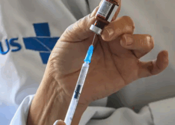 Jovens de até 24 anos podem receber a vacina ACWY contra meningite em quatro municípios do Rio. Confira os locais, documentos necessários e sintomas da doença.