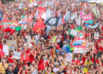 Manifestação em Copacabana reúne apoiadores de Lula no Rio de Janeiro. Participantes defendem democracia, educação, igualdade e direitos sociais.
