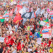 Manifestação em Copacabana reúne apoiadores de Lula no Rio de Janeiro. Participantes defendem democracia, educação, igualdade e direitos sociais.