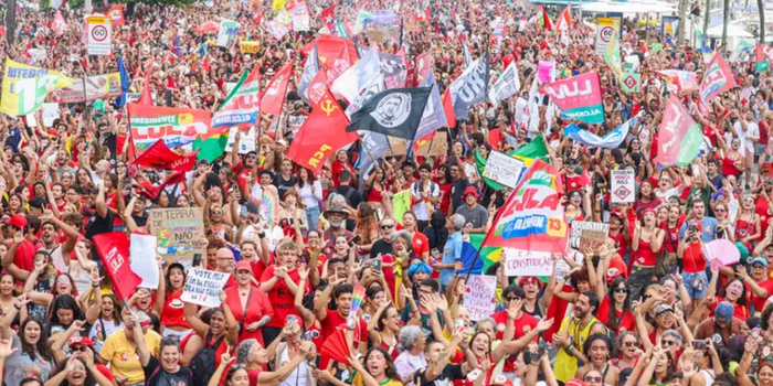 Manifestação em Copacabana reúne apoiadores de Lula no Rio de Janeiro. Participantes defendem democracia, educação, igualdade e direitos sociais.